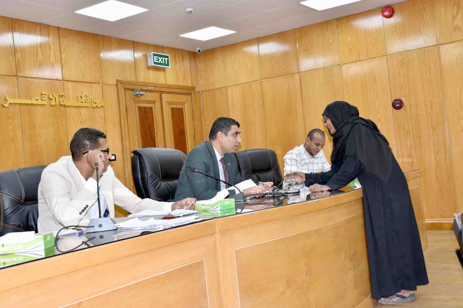جانب من بحث شكوى سيدة خلال لقاء اليوم المفتوح بالأقصر جانب من بحث شكوى سيدة خلال لقاء اليوم المفتوح بالأقصر