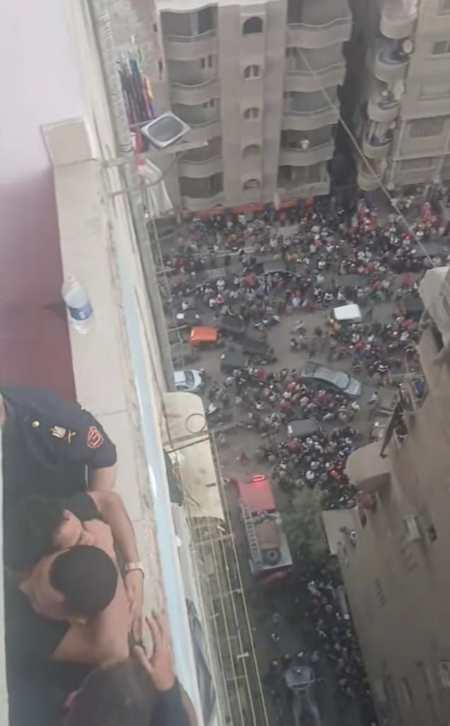 لحظة إنقاذ رجال الحماية المدنية لشاب حاول القفز من عقار (2)