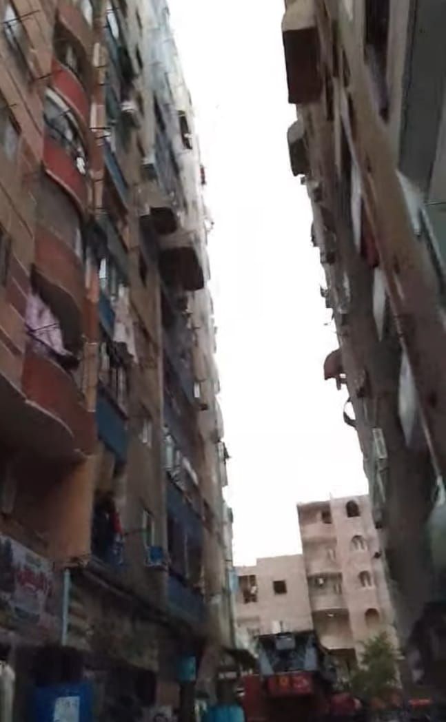 لحظة إنقاذ رجال الحماية المدنية لشاب حاول القفز من عقار (6)