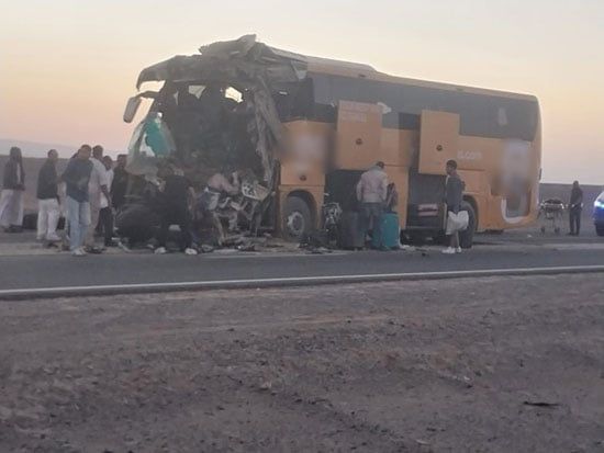 حادث تصادم أتوبيس بسيارة نقل بطريق غارب ـ الغردقة (3) حادث تصادم أتوبيس بسيارة نقل بطريق غارب ـ الغردقة (3)