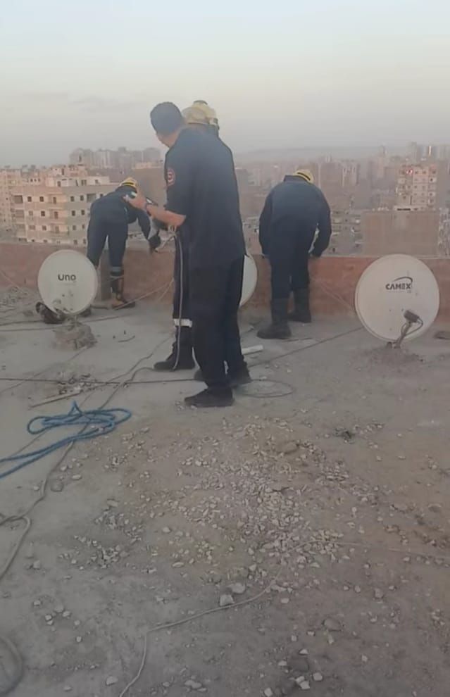 لحظة إنقاذ رجال الحماية المدنية لشاب حاول القفز من عقار (4)