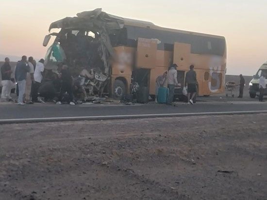 حادث تصادم أتوبيس بسيارة نقل بطريق غارب ـ الغردقة (1) حادث تصادم أتوبيس بسيارة نقل بطريق غارب ـ الغردقة (1)