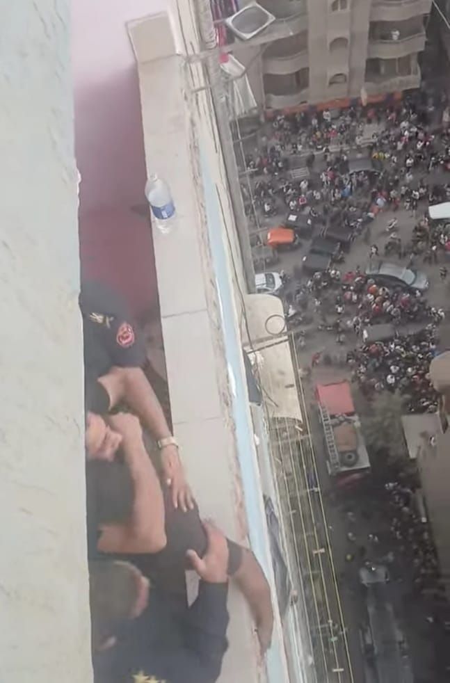 لحظة إنقاذ رجال الحماية المدنية لشاب حاول القفز من عقار (3)