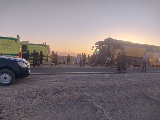 حادث تصادم أتوبيس بسيارة نقل بطريق غارب ـ الغردقة (2) حادث تصادم أتوبيس بسيارة نقل بطريق غارب ـ الغردقة (2)