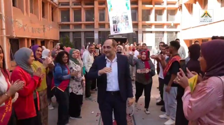 تصفيق حار وورود في وداع عميد أداب بنها تصفيق حار وورود في وداع عميد أداب بنها