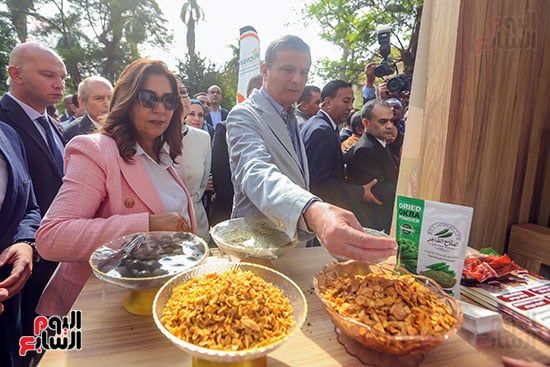 الوزير يتفقد المعروضات الوزير يتفقد المعروضات