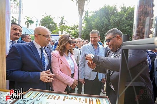 الوزير وعدد من المسؤلين عن الجولة الوزير وعدد من المسؤلين عن الجولة