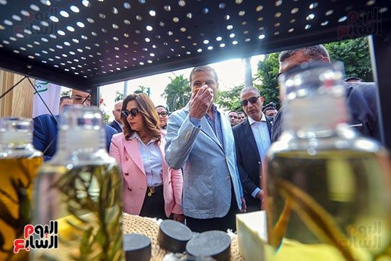 جانب من معروضات الزيوت جانب من معروضات الزيوت