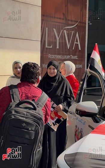 أسرة ميار عثمان تصل مطار القاهرة (1) أسرة ميار عثمان تصل مطار القاهرة (1)
