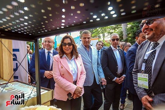 جانب من زيارة المعرض جانب من زيارة المعرض