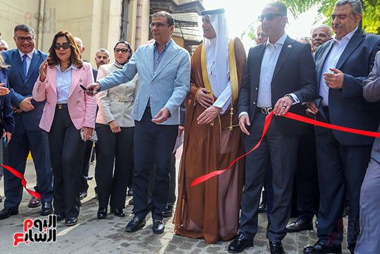 وزير الزراعة بقص شريط الافتتاح
