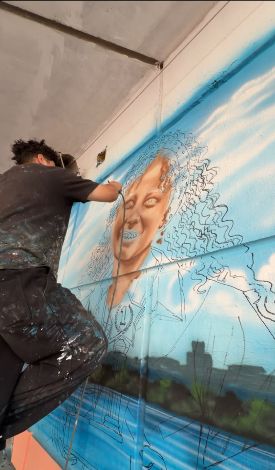 أحمد مصباح يرسم جدارية لميار محمد رجب