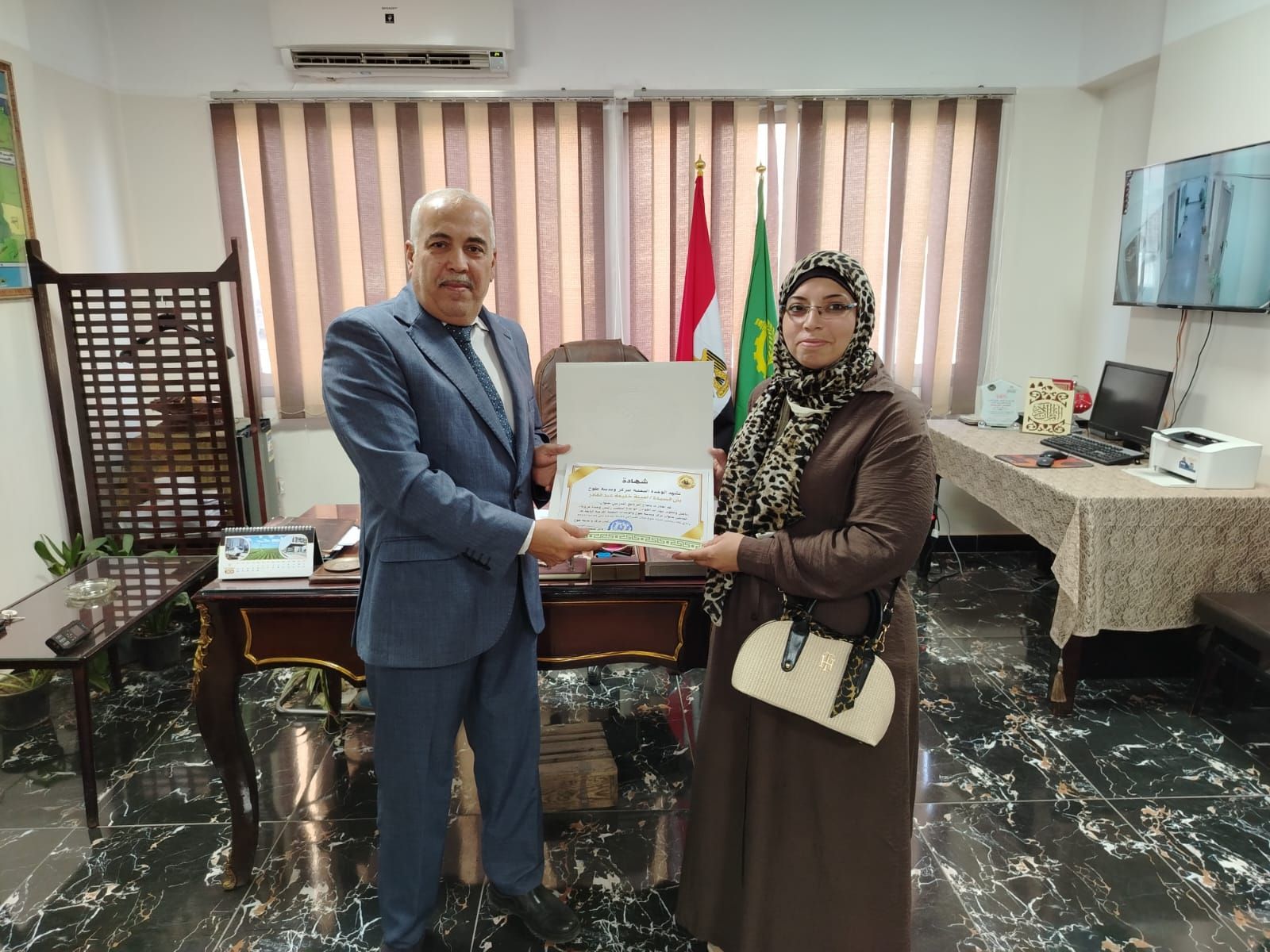 تسلم الشهادة للكوادر الشابة تسلم الشهادة للكوادر الشابة
