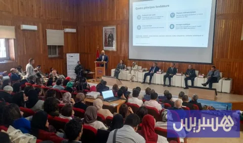 جامعيون يرصدون "تحولات التواصل"