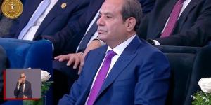 السيسي يستجيب لطلب طفلة بالتقاط صورة معها في ختام منتدى مصر 2026