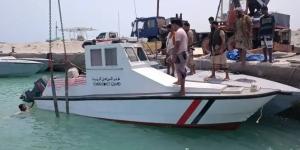 الداخلية اليمنية: الحوثيون استهدفوا مقري خفر السواحل في عدن بثلاثة صواريخ باليستية