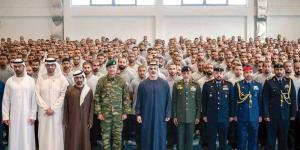 ولي عهد أبوظبي يزور مركز تدريب في اليونان ويلتقي طلبة إماراتيين