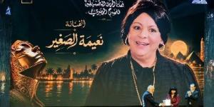 عائشة الكيلاني تمازح الجمهور.. وتكريم 8 فنانين في افتتاح مهرجان نقابة المهن التمثيلية