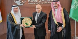 شهد تدشين مشروعات إغاثية وإنسانية.. الرئيس اليمني: المساعدات السعودية ستظل محفورة بذاكرة الأجيال