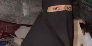 من الشهرة الى الرصيف... فنانة يمنية تفترش الشارع في صنعاء برفقة أطفالها بعد انقطاع راتبها لسنوات - [فيديو]