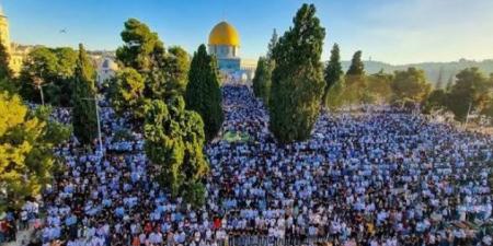 عشرات الآلاف يؤدون صلاة الجمعة في المسجد الأقصى
