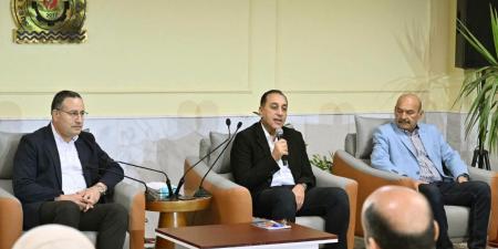 طالبة بأسنان لـ مدبولي: مفيش تكليف ومش عارفين نعمل إيه.. ورئيس الوزراء: الدولة توقفت من زمان عن مقولة أي حد يتخرج هعينه