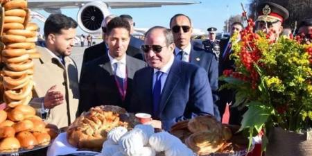 «عيش وملح».. الرئيس السيسي يتذوق الخبز والملح ويمازح مستقبليه في موسكو