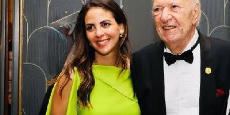 فاطمة سعيد تحتفي بالموسيقار عمر خيرت وتدعوه للصعود إلى المسرح وسط تصفيق الجمهور بالمتحف المصري الكبير