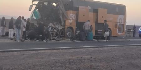 مصرع شخصين وإصابة 28 آخرين إثر تصادم أتوبيس وتريلا بطريق الغردقة – رأس غارب