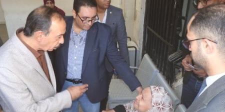 محافظ سوهاج يتفقد المستشفى العام ويشيد بالتحسن في مستوى الخدمات الطبية :اليوم السابع