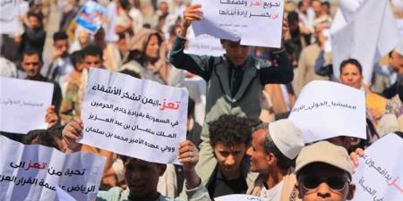 أبناء تعز يصعدون احتجاجاتهم ضد الحصار الحوثي ويطالبون بفتح الطرق ومحاسبة المسؤولين عن الانتهاكات