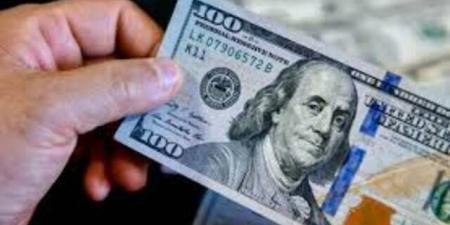 الدولار يتجه لمكاسب شهرية مع توقعات رفع الفائدة
