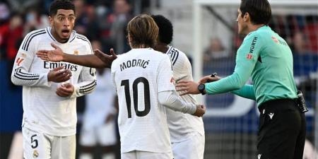 طرد بيلينجهام سابقًا.. من هو حكم مباراة ريال مدريد وراسينج سانتاندير؟