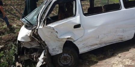 انقلاب ميكروباص على الطريق الأوسطي يصيب 11 شخصا.. ونقل الضحايا إلى مستشفى البدرشين