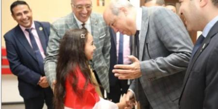 وزير الطيران يستقبل ميار عثمان بطلة تحدي القراءة العربي في مطار القاهرة وسط احتفاء رسمي وأسري