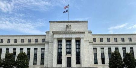 مسؤولو الفيدرالي يلمحون لضرورة استئناف رفع الفائدة لكبح جماح التضخم
