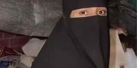 من الشهرة الى الرصيف... فنانة يمنية تفترش الشارع في صنعاء برفقة أطفالها بعد انقطاع راتبها لسنوات - [فيديو]
