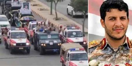 على متن مدرعة... جنازة حاشدة لقيادي من الصف الأولى في مليشيا الحوثي بصنعاء.. من هو؟ - [فيديو]
