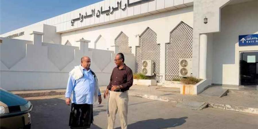 محافظ حضرموت يتفقد موقع استهداف مطار الريان الدولي بالمكلا