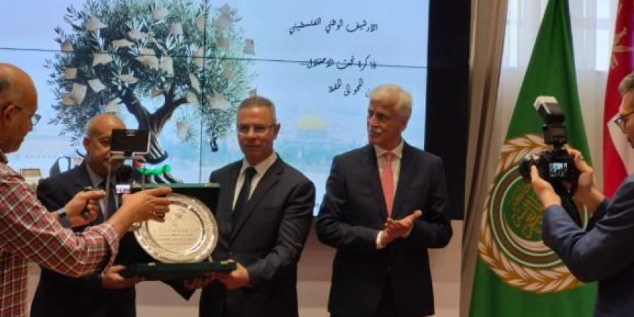 تكريم جامعة الدول العربية والسفير دياب لوح وشخصيات فلسطينية في يوم الوثيقة العربية