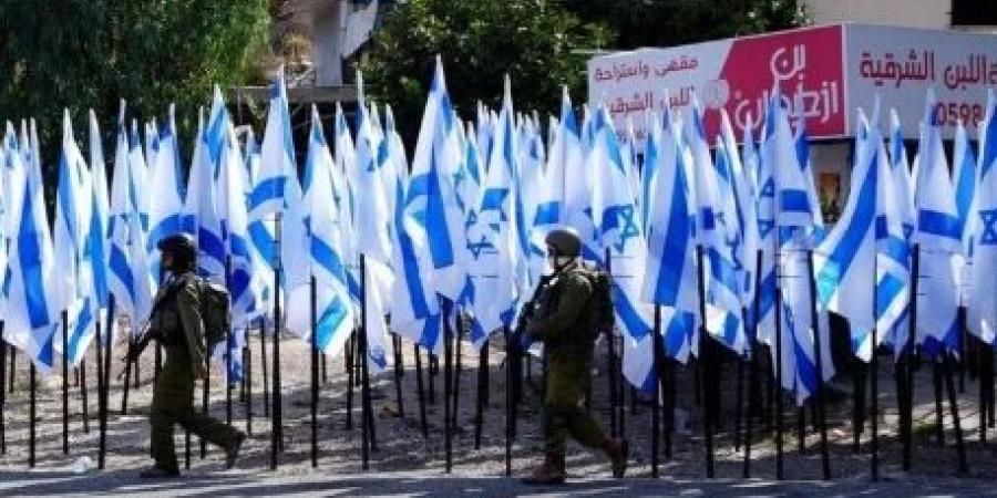 هيئة فلسطينية: رفع الأعلام الإسرائيلية بالضفة يكرس الحضور الاستيطاني