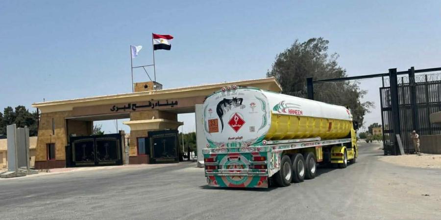 دخول شاحنات مساعدات إنسانية من معبر رفح البري لإغاثة قطاع غزة
