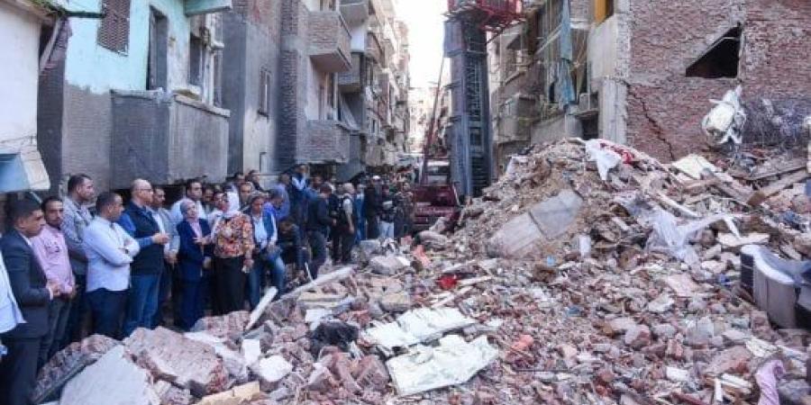 بعد انتشال 5 جثامين.. إخلاء وإزالة عقارين مجاورين لعقار الإسكندرية المنهار :اليوم السابع