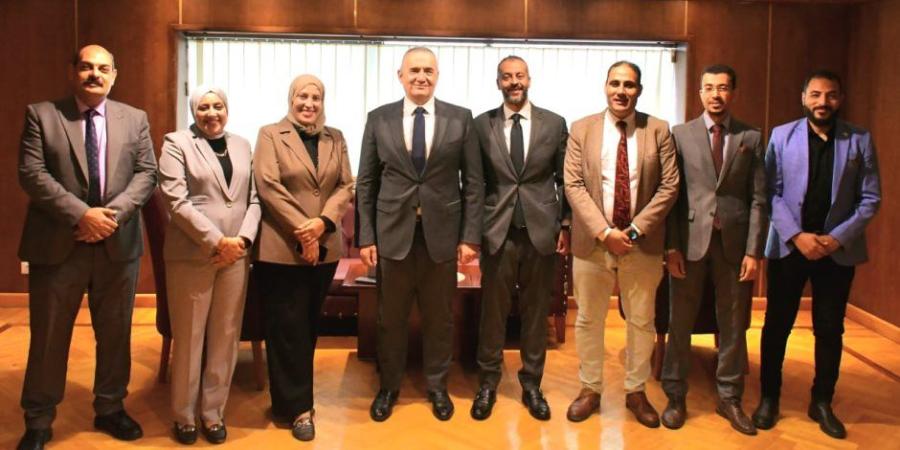 رئيس هيئة المستشفيات التعليمية يبحث تعزيز التعاون مع شعبة محرري الصحة بنقابة الصحفيين