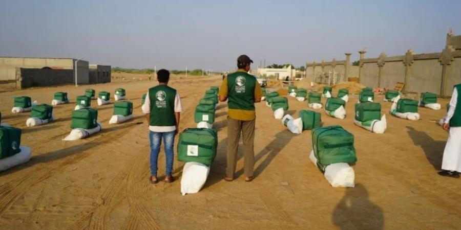 توزيع مساعدات إيوائية في حرض وميدي بحجة اليمنية