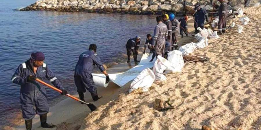 إغلاق شواطئ أم القيوين مؤقتاً بسبب تسرب نفطي.. والبلدية تكثف جهود احتواء التلوث