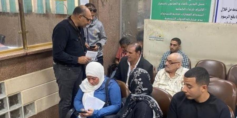 رئيس حى بولاق الدكرور يستمع لشكاوى المواطنين ويوجه بسرعة إنجاز طلباتهم :اليوم السابع