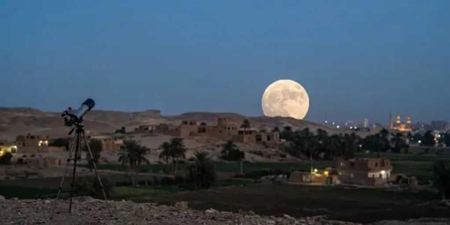 «قمر الصيد» يزين السماء بعد غد الإثنين.. أشرف تادرس يكشف أفضل طرق رصد البدر