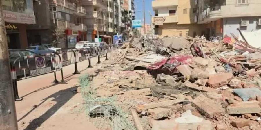 انهيار عقار طنطا يشرد أسرًا ويحطم 5 سيارات.. والأهالي: «شقي عمرنا راح»