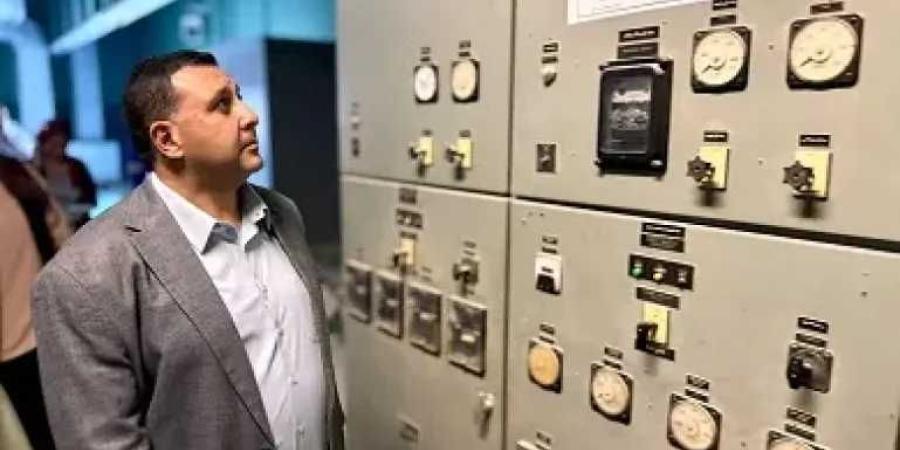 رئيس مياه القناة يفحص مولدات الديزل بالمحطات الثلاث